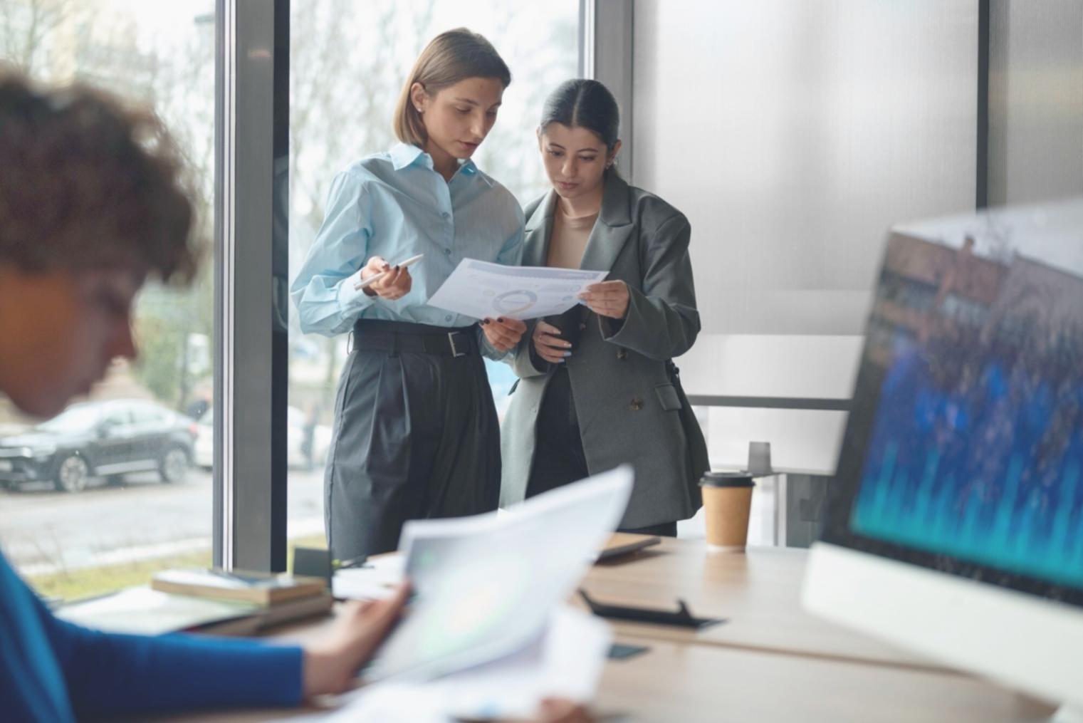 Consulente certificato che esamina documenti pensionistici